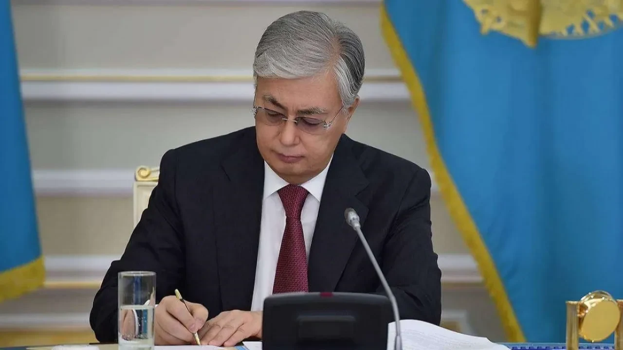 Тоқаев мектептерге жасанды интеллект енгізу туралы жарлыққа қол қойды